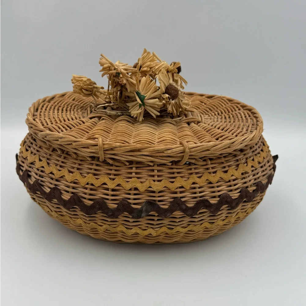 Vintage Wicker Lidded Basket Floral Top Cottagecore Storage‎ Sewing Box